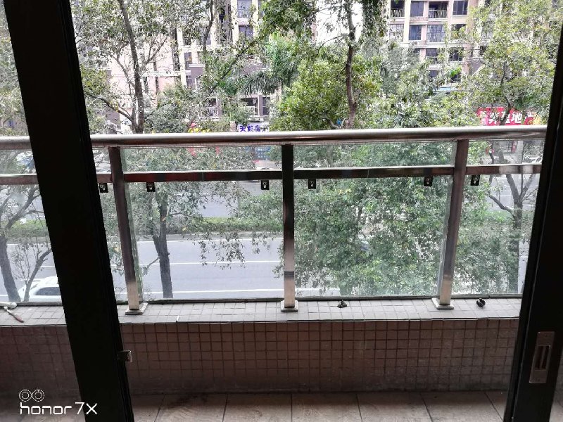 威博大厦出租房阳台