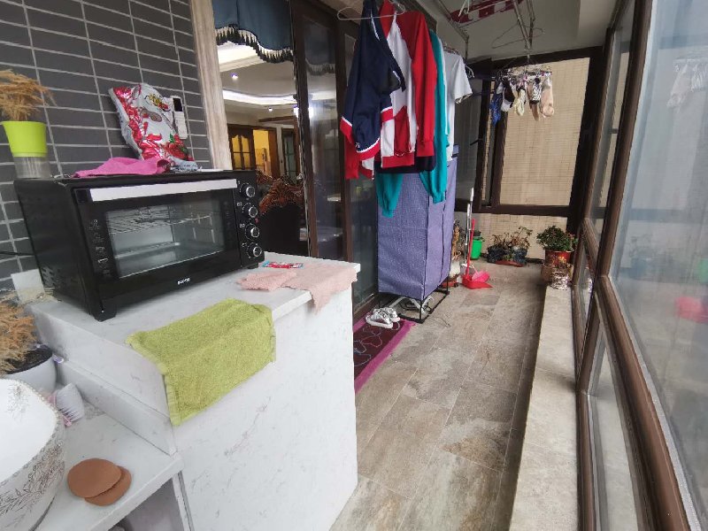 绿地尚品花园出租房阳台