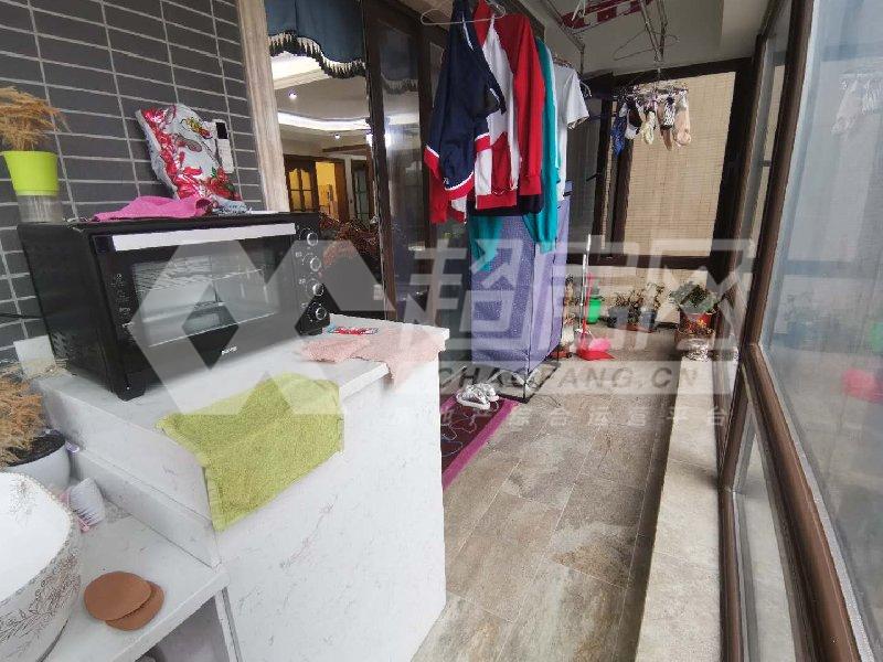绿地尚品花园出租房阳台