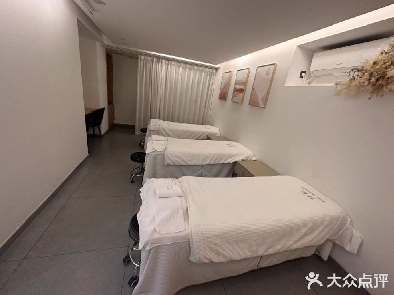 天品花园出租房客厅