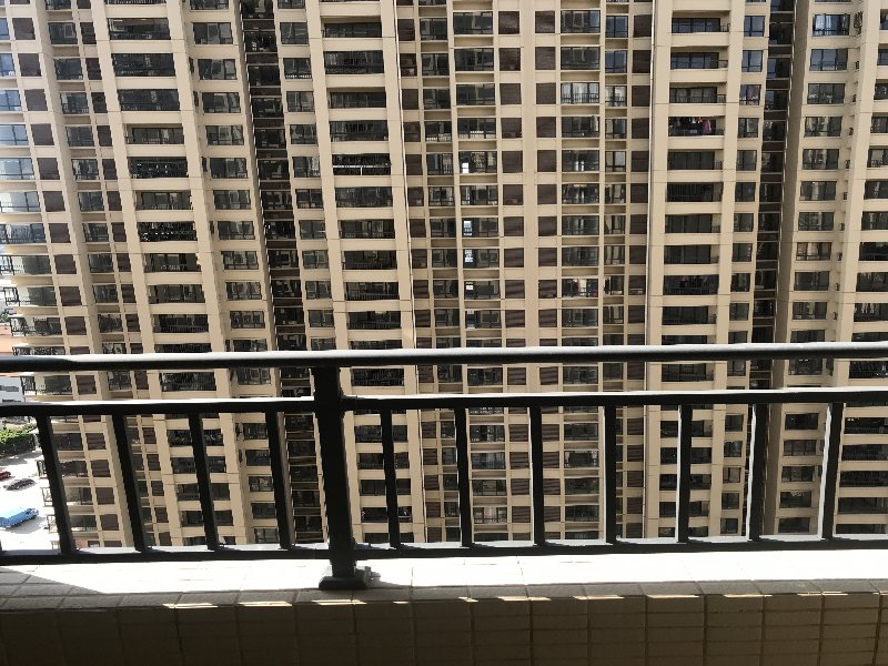 藏珑华府出租房客厅