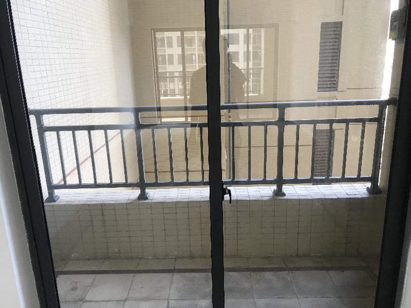 藏珑华府出租房阳台