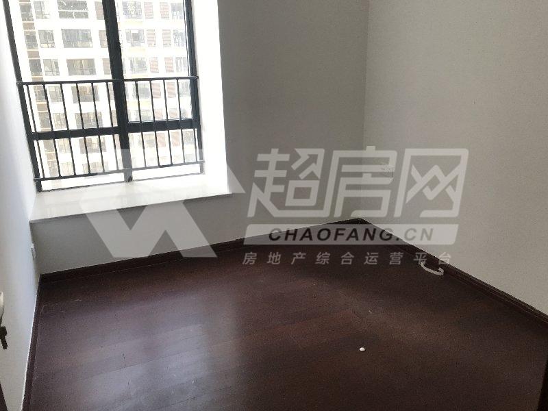 藏珑华府出租房卧室