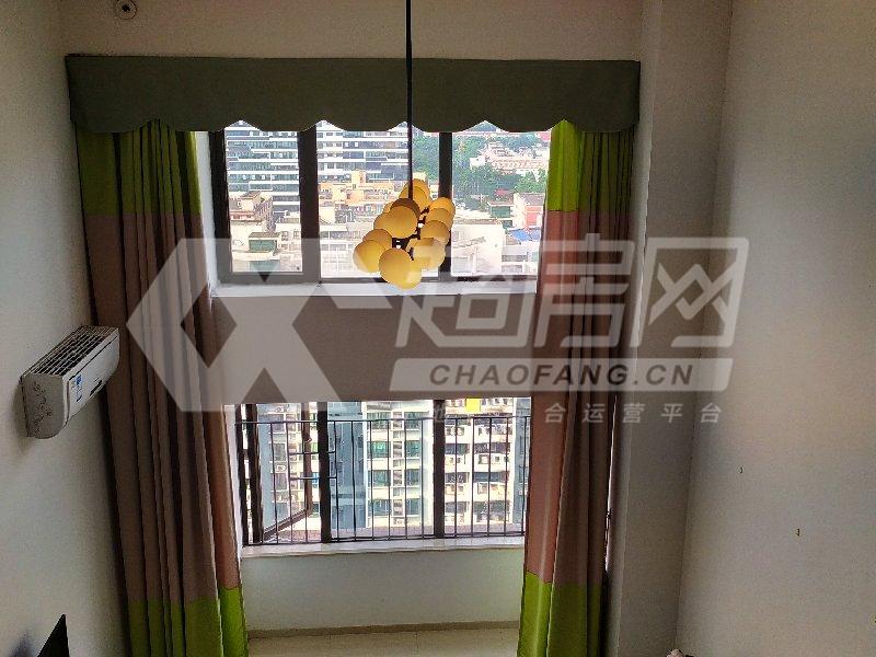 龙光尚街出租房卧室