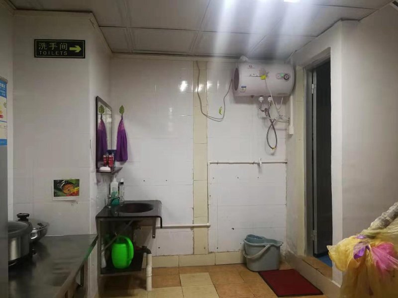 颐澳领地园出租房厨房及卫生间
