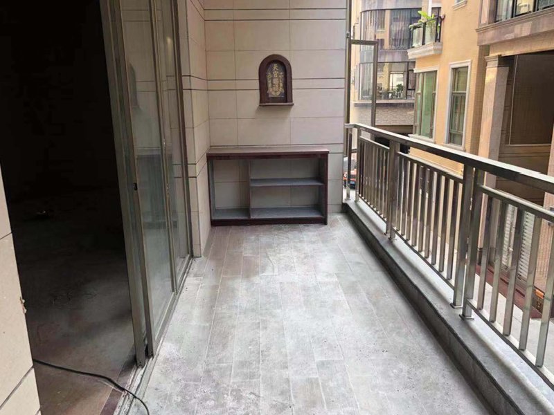 逢沙村委会出租房阳台