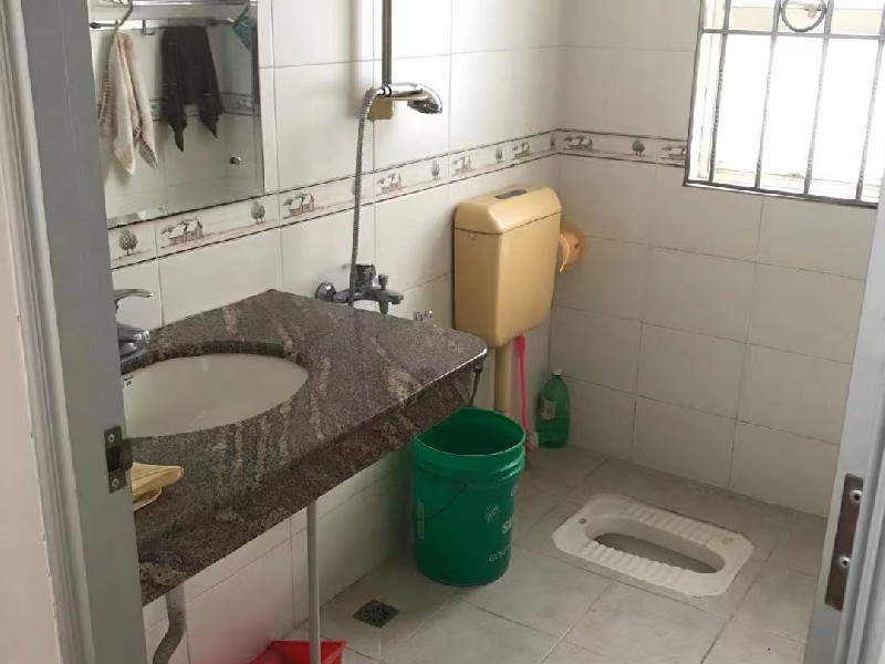 锦城花园出租房厨房及卫生间