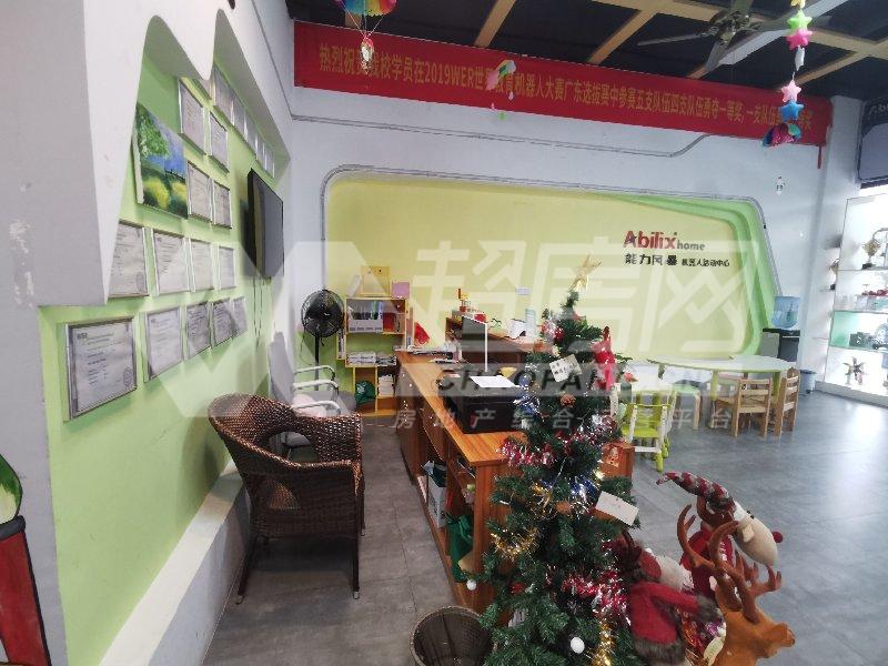 保利中汇花园出租房客厅