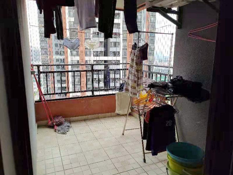 美的广厦花园出租房阳台