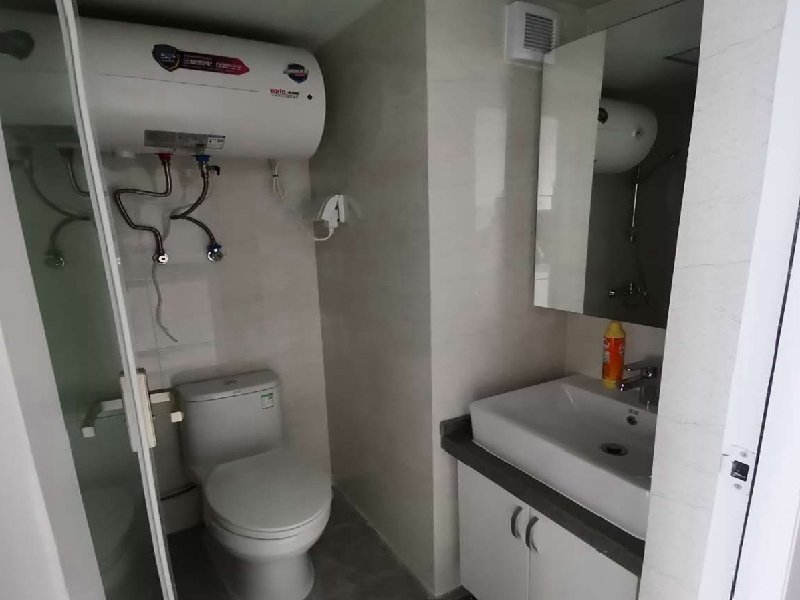 银钻广场出租房厨房及卫生间