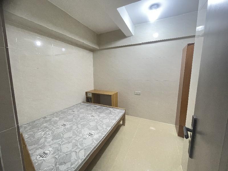 大晚居委会出租房卧室