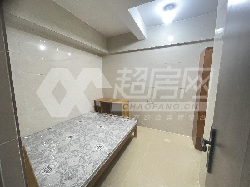 大晚居委会出租房卧室