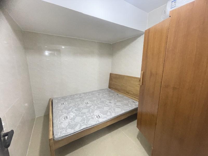 大晚居委会出租房卧室