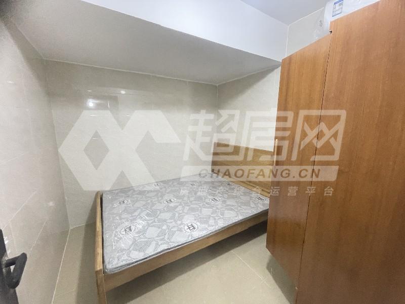 大晚居委会出租房卧室
