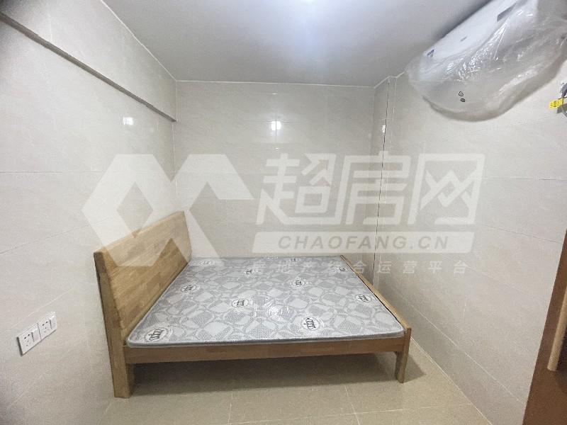 大晚居委会出租房卧室