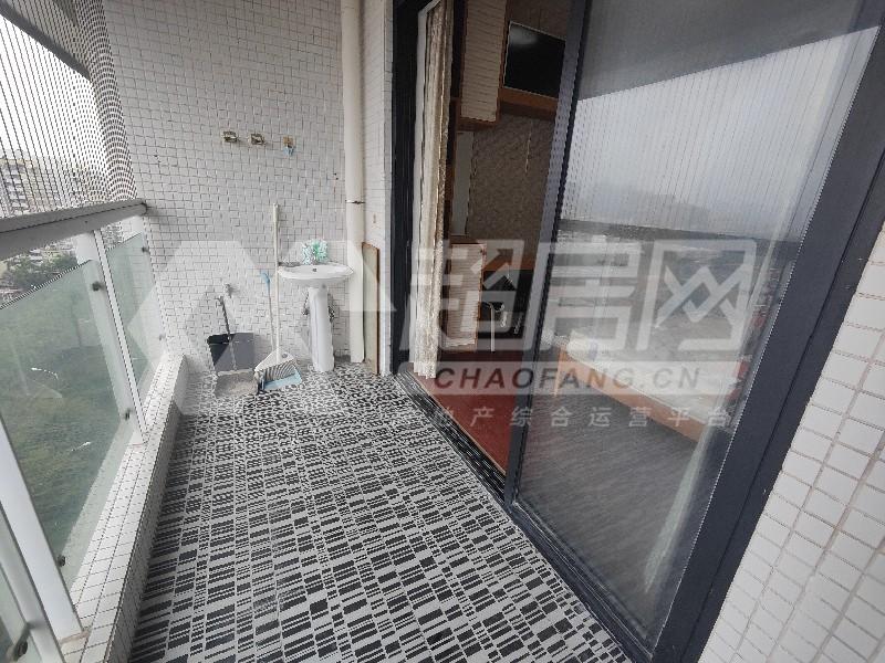 西山上筑出租房阳台