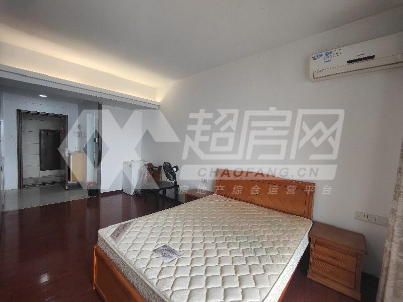 西山上筑出租房客厅