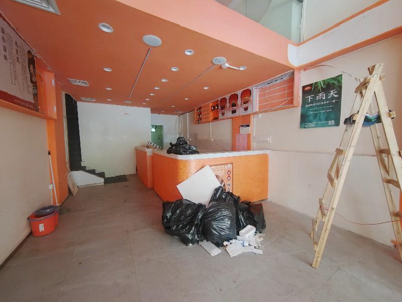 丽星名园出租房客厅