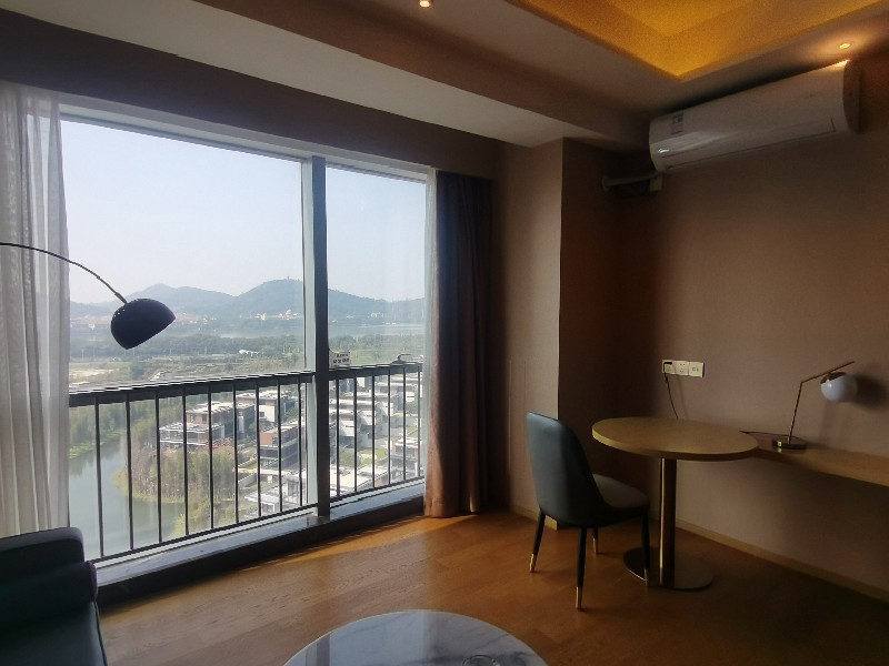 华侨城欢乐海岸广场出租房阳台
