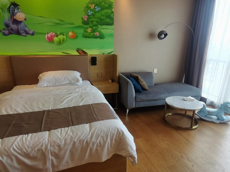华侨城欢乐海岸广场出租房卧室