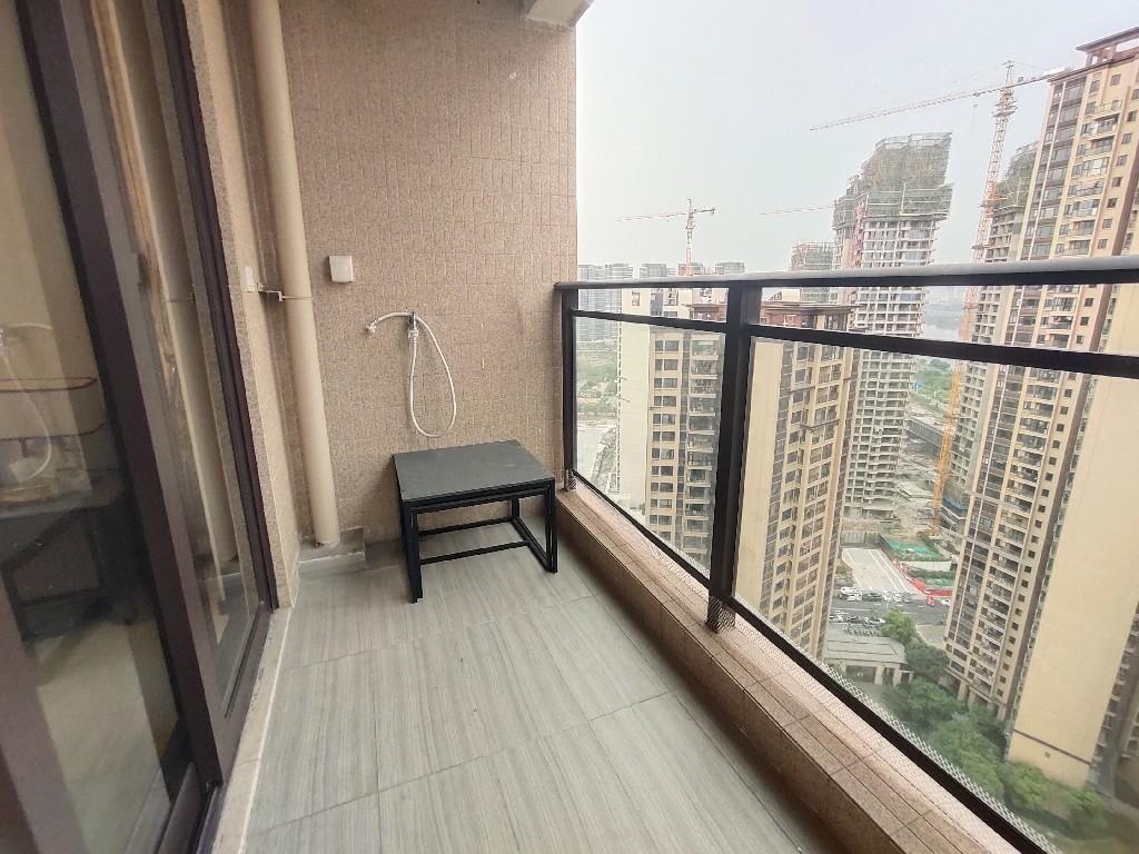 龙光天瀛出租房阳台
