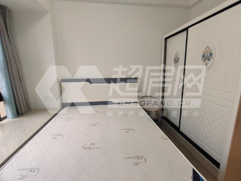 龙光天瀛出租房卧室