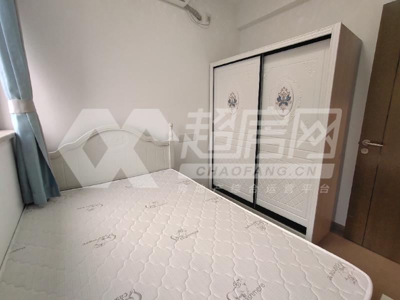 龙光天瀛出租房卧室