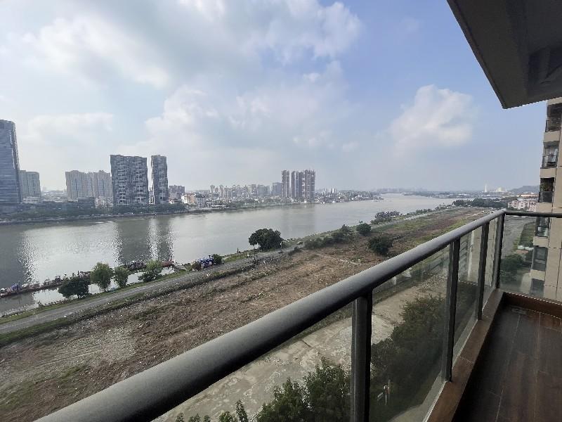 涛汇明日鎏金湾公馆出租房阳台