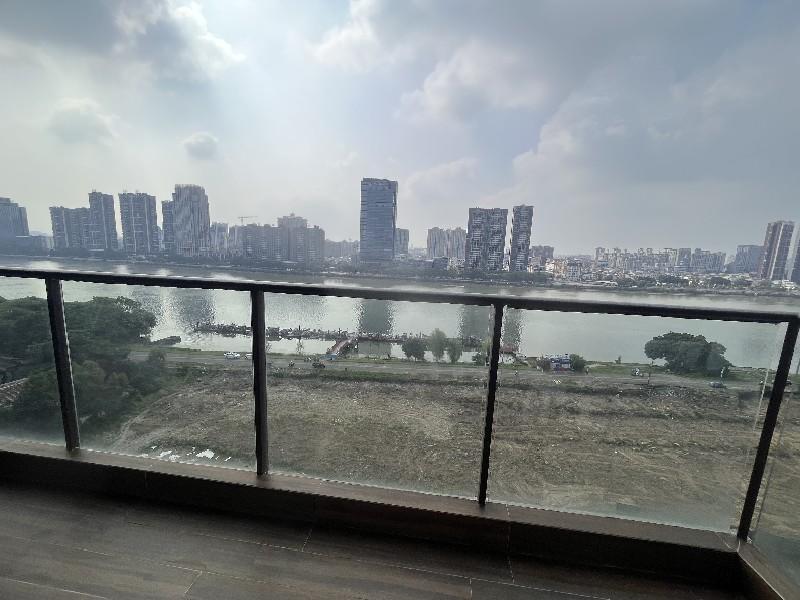 涛汇明日鎏金湾公馆出租房阳台