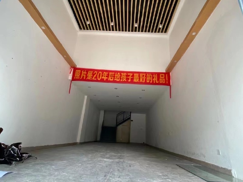 美的时代城出租房客厅