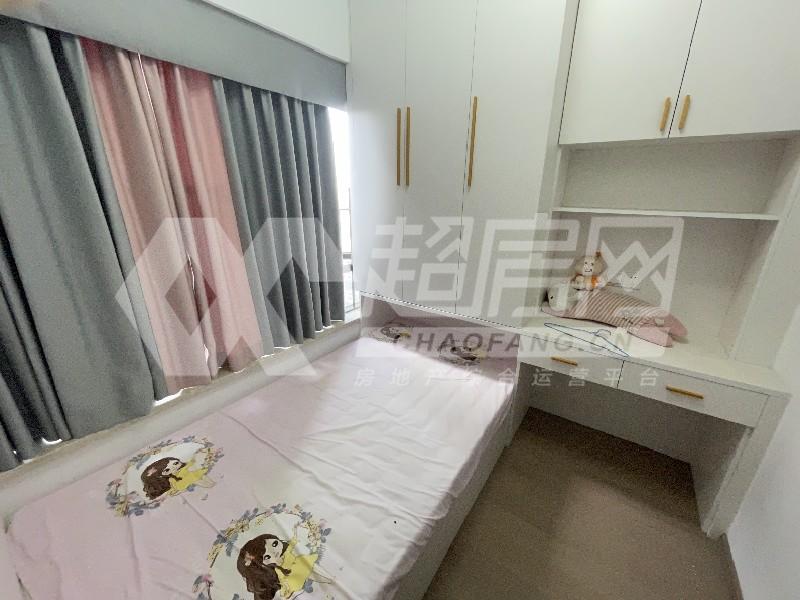 龙光玖龙府出租房卧室