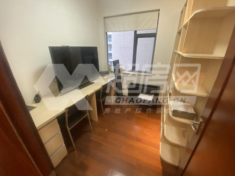 明日华府出租房书房
