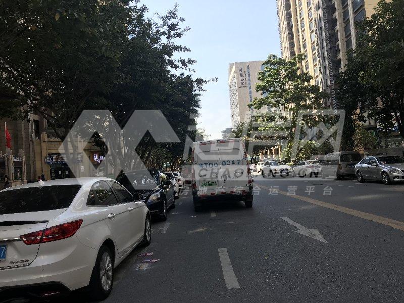 保利中宇花园出租房客厅