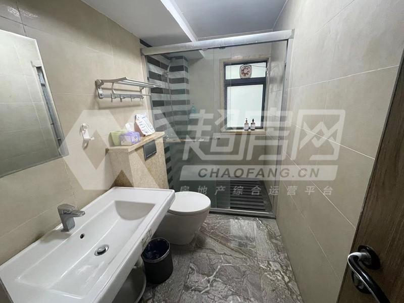 华美达广场出租房客厅