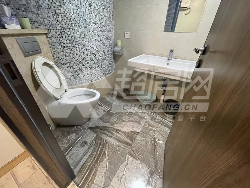 华美达广场出租房卧室