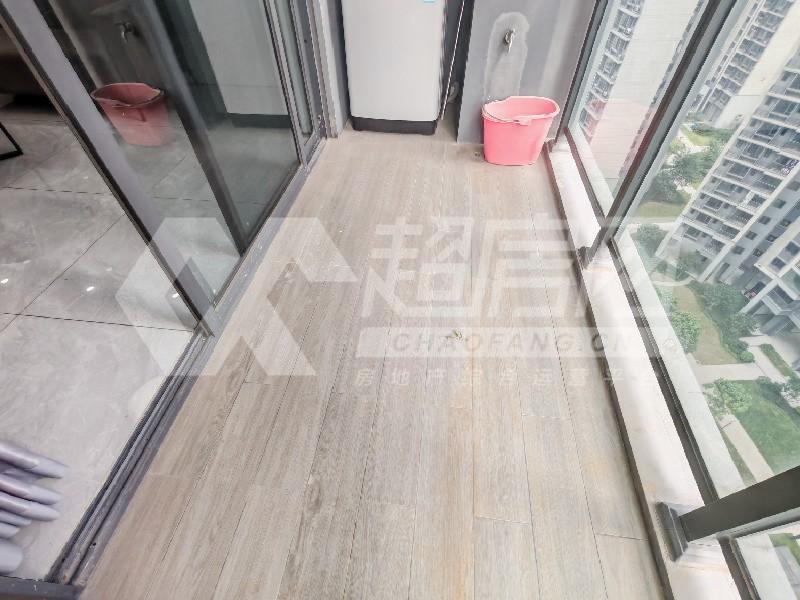 融创滨江粤府出租房阳台