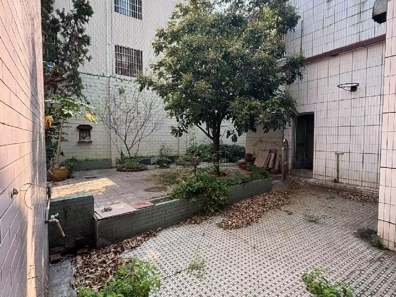 上佳市居委会出租房阳台