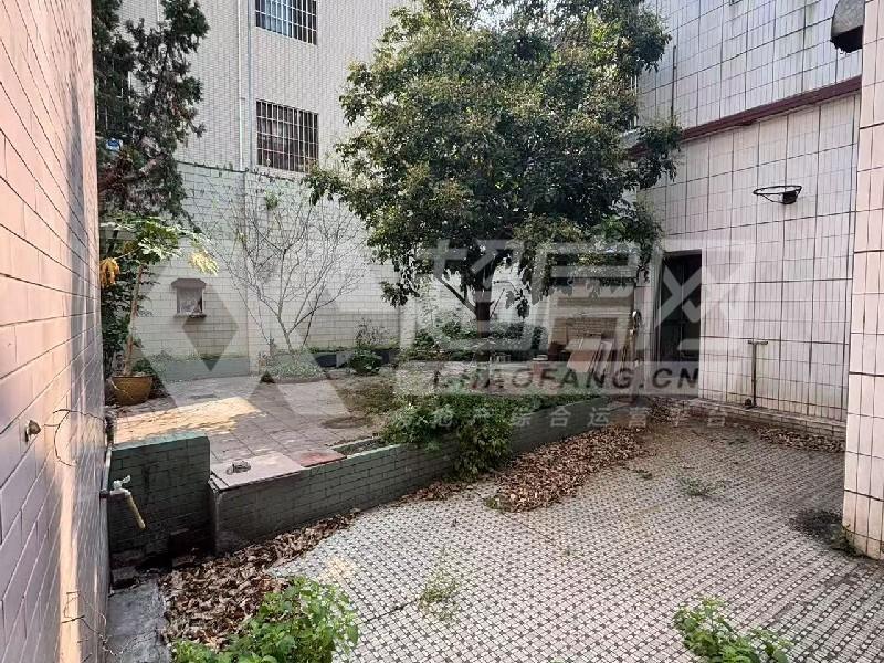 上佳市居委会出租房阳台