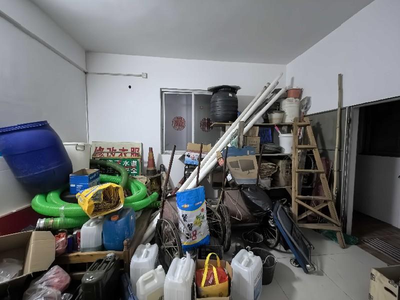 近良居委会出租房客厅
