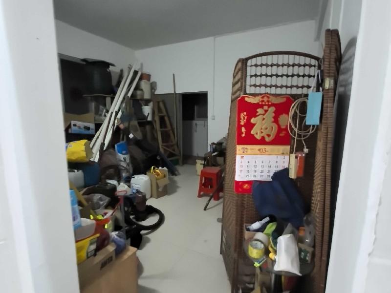 近良居委会出租房卧室