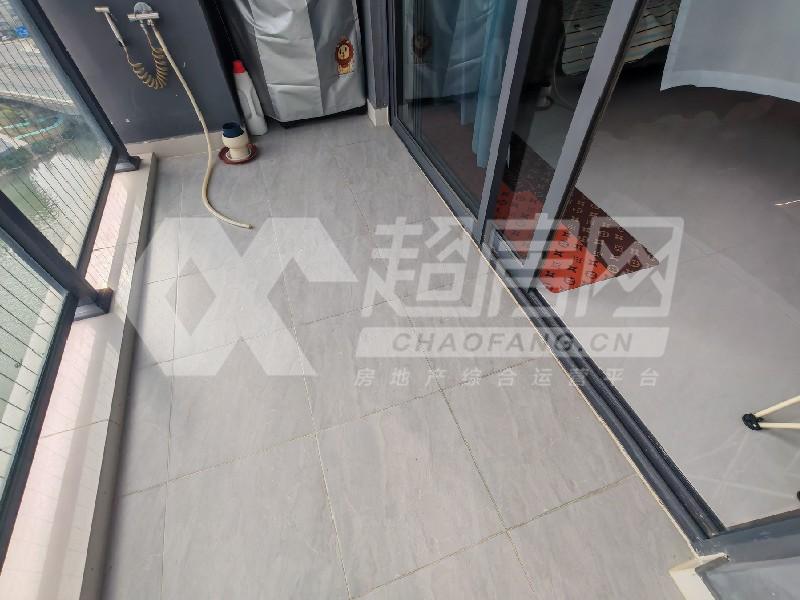 融创滨江粤府出租房阳台