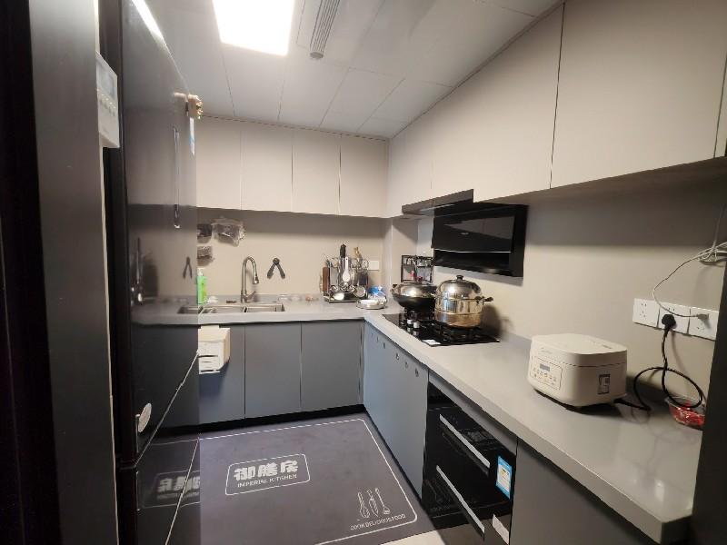 华侨城天鹅湖出租房厨房及卫生间