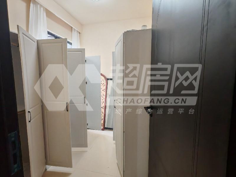 融创滨江粤府出租房卧室