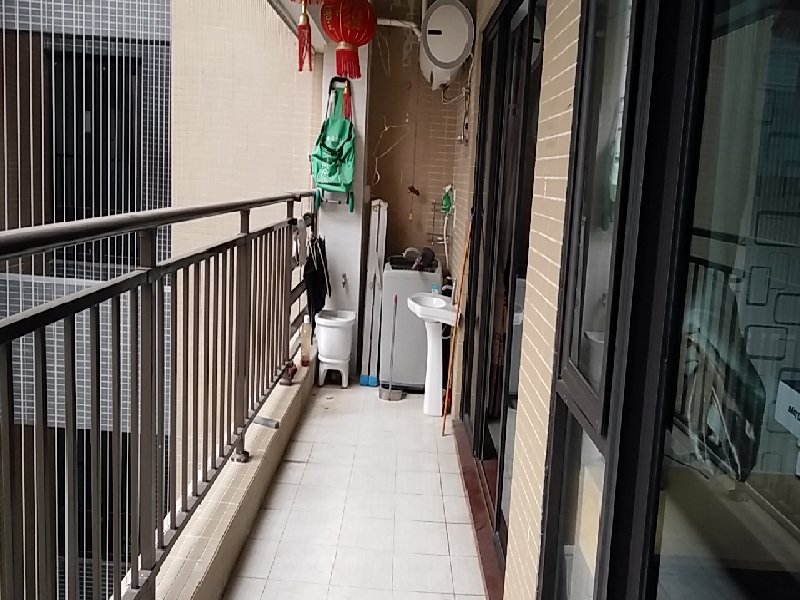 绿地尚品花园出租房阳台