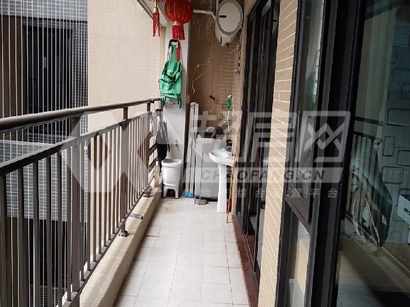 绿地尚品花园出租房阳台