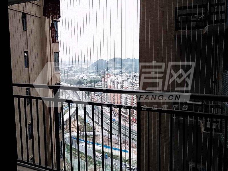 绿地尚品花园出租房阳台