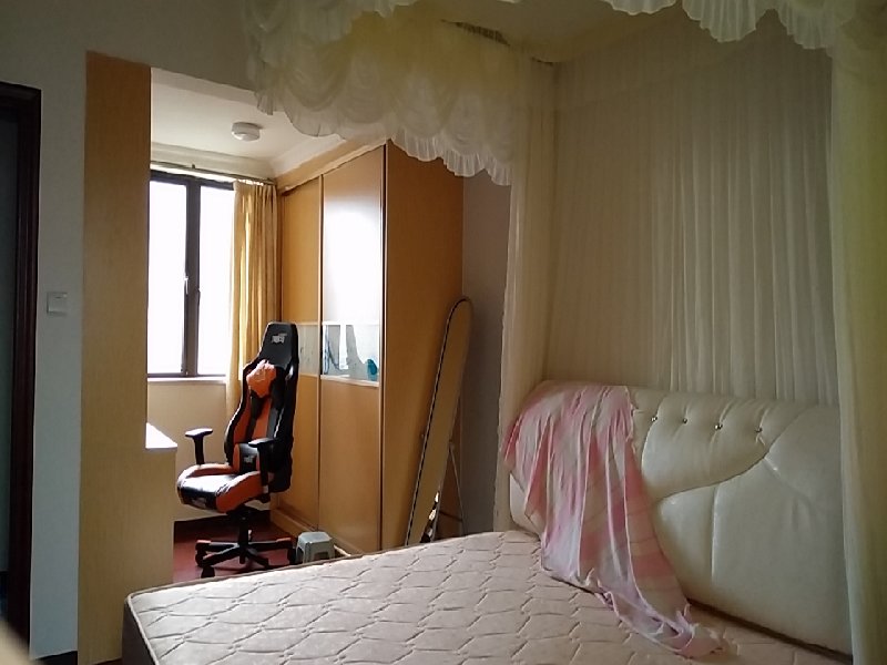 绿地尚品花园出租房卧室