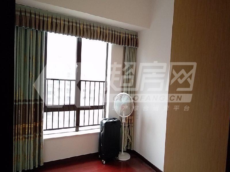 绿地尚品花园出租房卧室